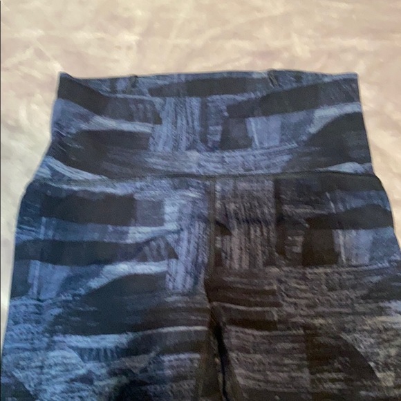 Lulu size 6. EUC. Crop - Picture 4 of 5